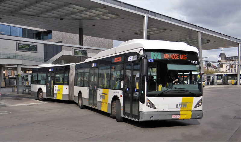 Een bus van De Lijn vertrekt aan een halte