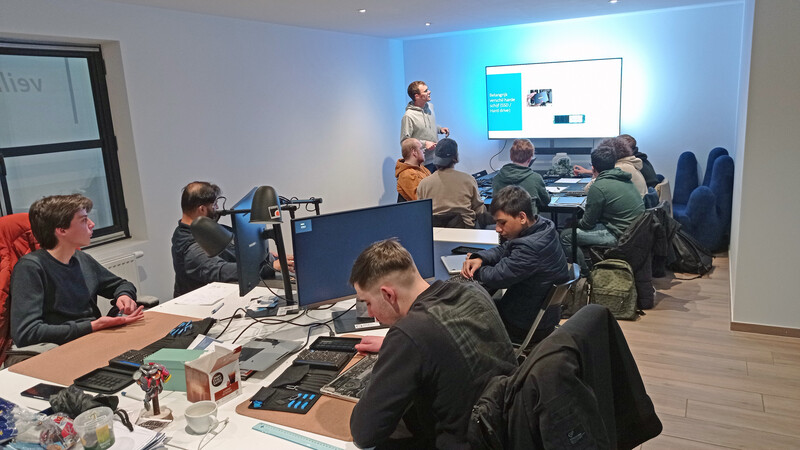 Jongeren krijgen vorming om smartphones en laptops te herstellen in het project Wij CircuLeren van De Schooltas in Zele