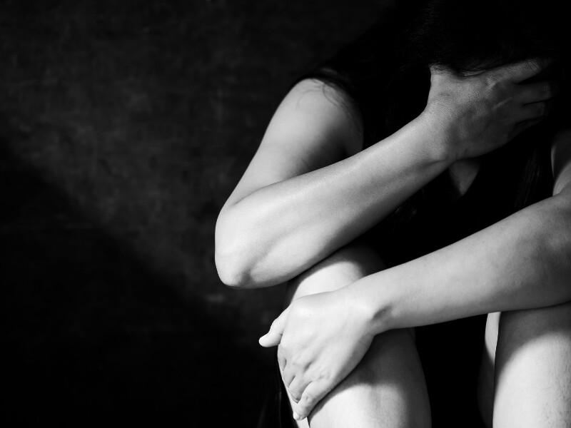 vrouw beschermt zichzelf