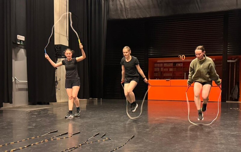drie meisjes aan het ropeskippen in een sporthal