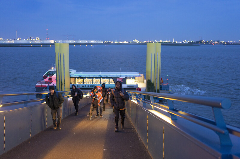 Uitzendkrachten van Katoen Natie nemen de waterbus naar de haven van Antwerpen © Johannes Van de Voorde
