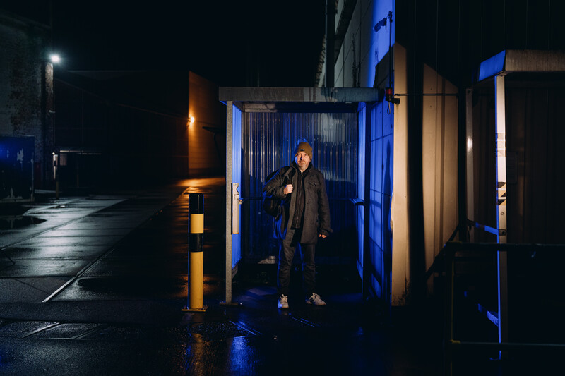 Mario aan poorten van bedrijf tijdens nachtwerk