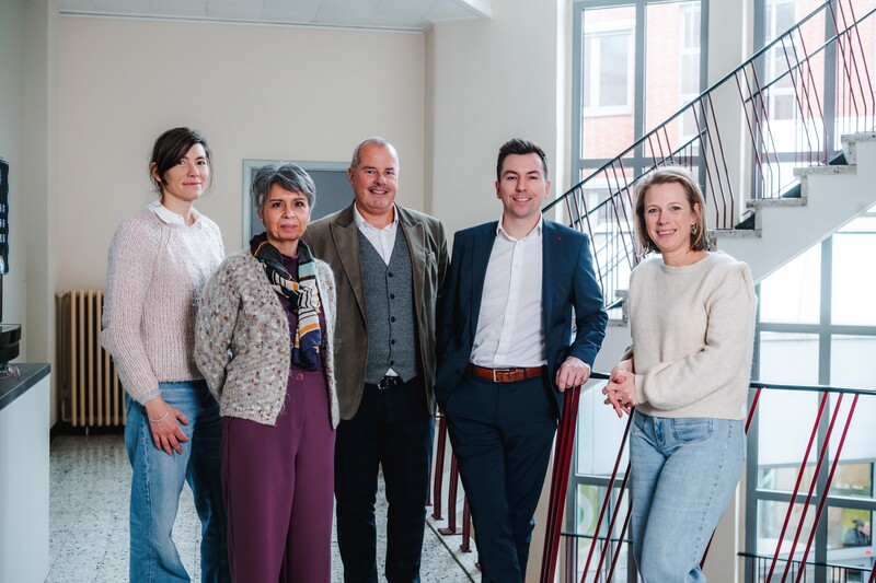 v.l.n.r.: Saartje Vandenborn (basisschool Stevoort), Anne Dehasque (basisschool De Tuimelaar), Gunther Vanbaelen (BKO ’t Alvermanneke Zonhoven), Toon Vandeurzen (Vlaams parlementslid) en Joke Vanderhoydonck (basisschool De Kievit). // © Boumediene Belbachir