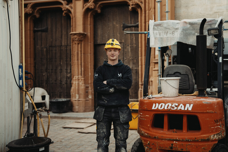 steenkapper Jens van 24 jaar voor een bouwwerf