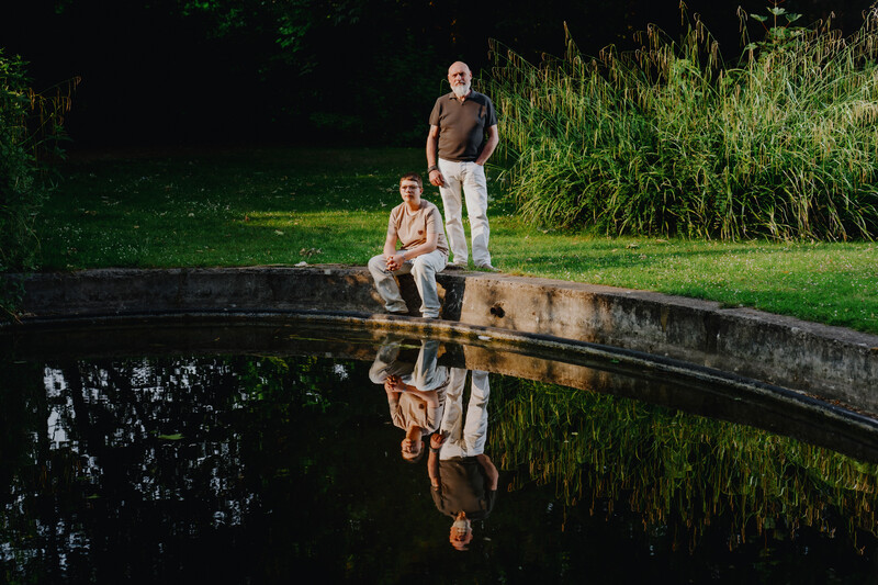 Kris Holsters en zoon aan vijver