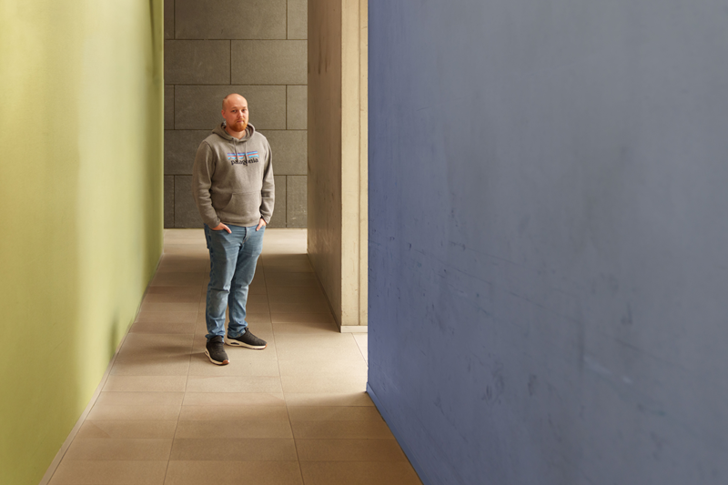 Mathias Mortelmans in de gang van een leeg gebouw