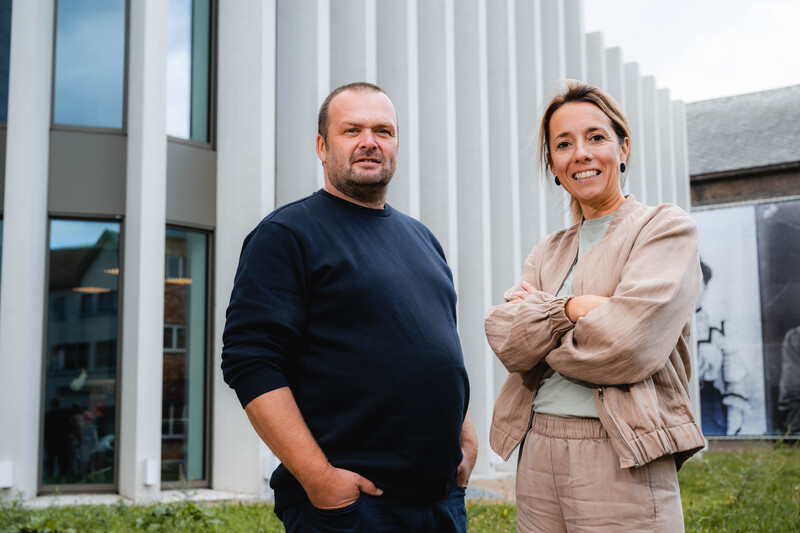 Pieter Jacobs (coördinator Cabrio) en Nele Gutschoven (schepen in Pelt): “Cabrio streeft ernaar om iedereen te helpen met een thuis op maat.”