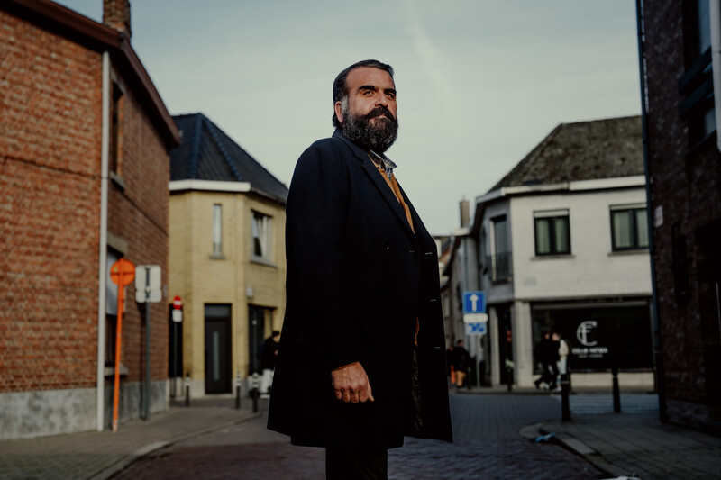 getuige Haci in een verder lege straat