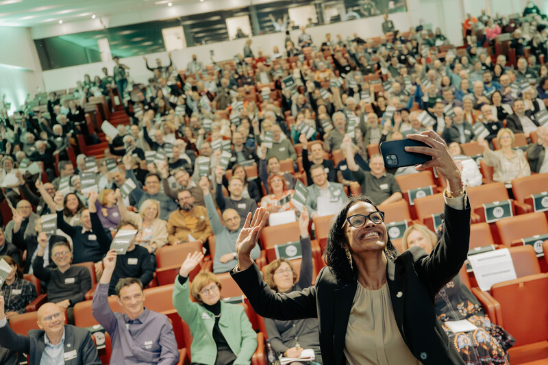 Voorzitter van beweging.net Julie Hendrickx Devos neemt een selfie op het congres