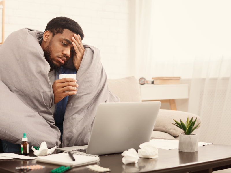 Zieke man die van thuis werkt