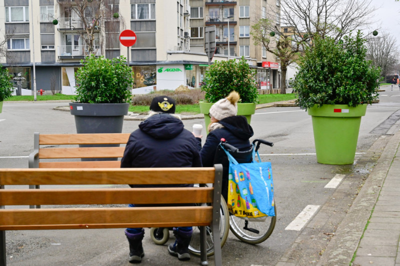 Ouder koppel, vrouw in rolstoel, man op bankje.