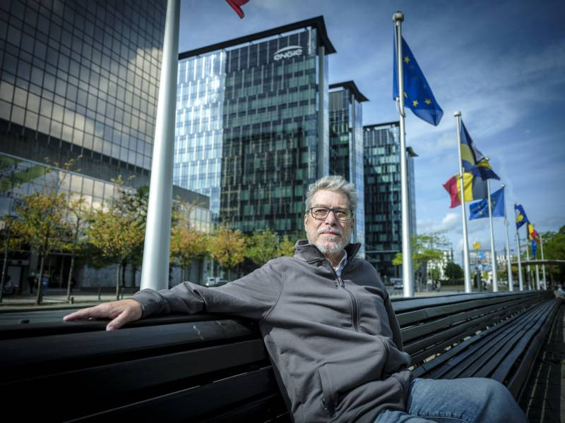 Onderzoeker Paul Vanlerberghen voor de gebouwen van Engie in Brussel.