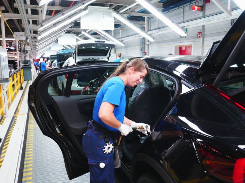 Vrouw last auto in elkaar in Volvo-fabriek van Gent