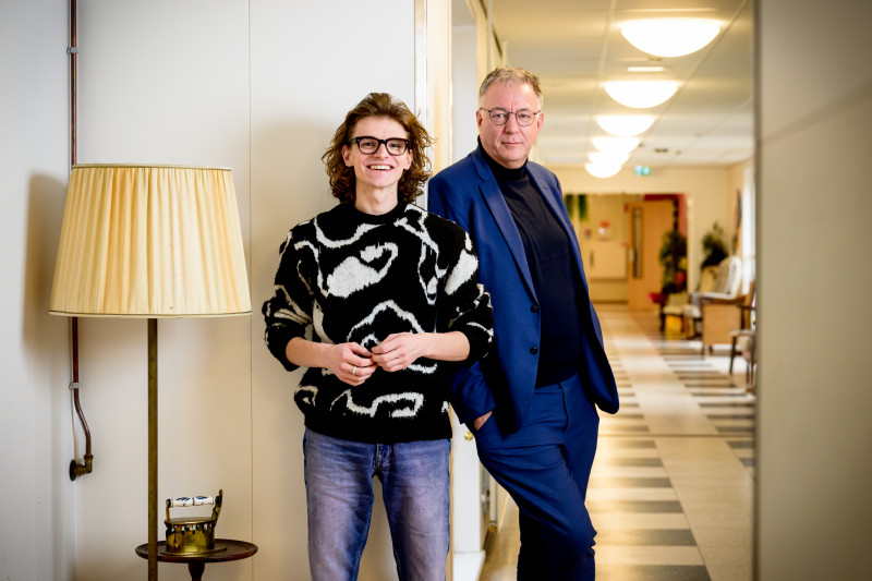 CM-voorzitter Luc Van Gorp en verpleger Teun Toebens in woonzorgcentrum