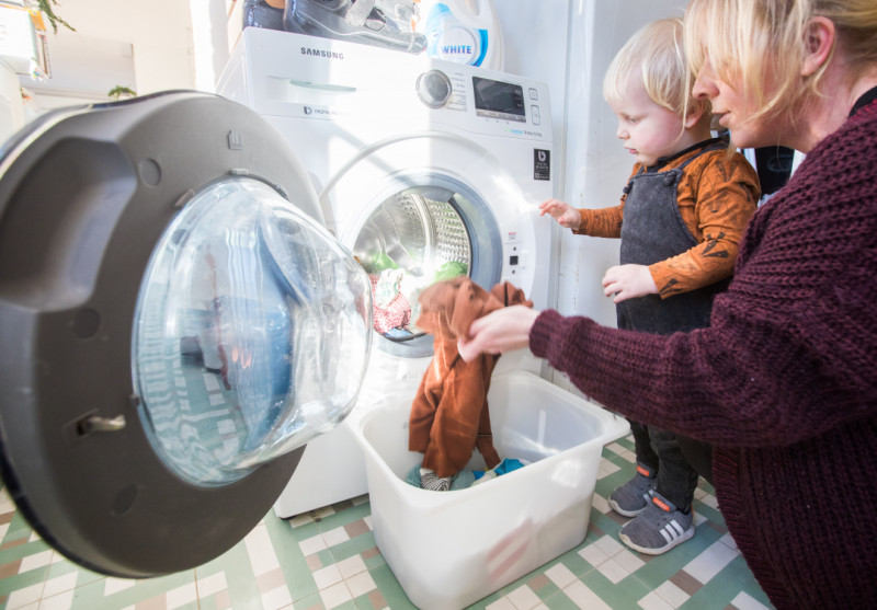 Mama doet was samen met kind