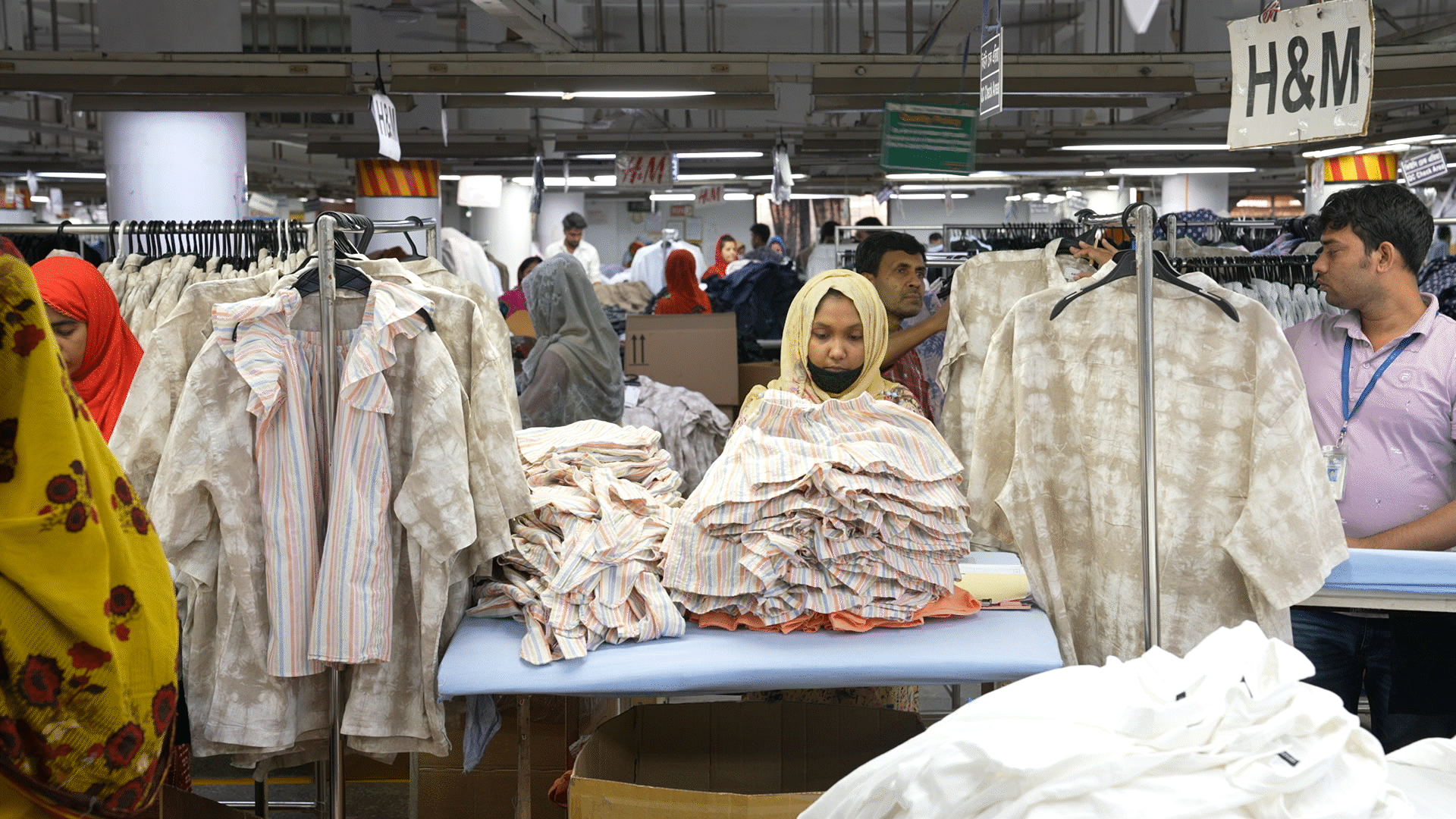 Een Bengalese kledingarbeidster is aan het werk in de fabriek