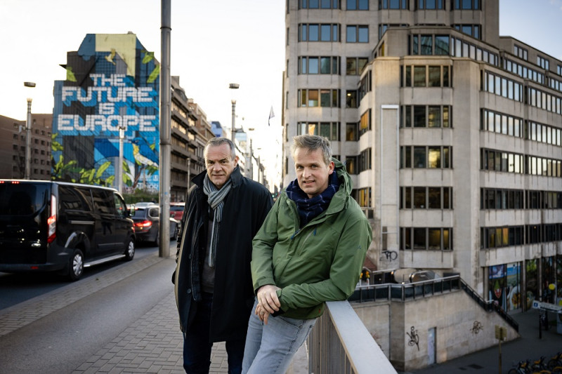 Arnout en Harald Hauben in de Wetstraat in Brussel voor muurschildering The Future is Europe