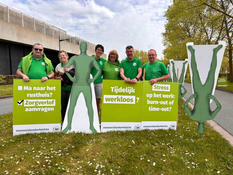 Op de KMO-zone Evolis bij Kortrijk stonden borden met groene mannetjes opgesteld. ACV-vrijwilligers deelden er zakjes met de kmo-nieuwsbrief, informatie en lekkers uit aan de werknemers.