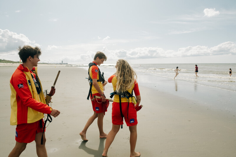 Redders aan het werk op het strand van Bredene