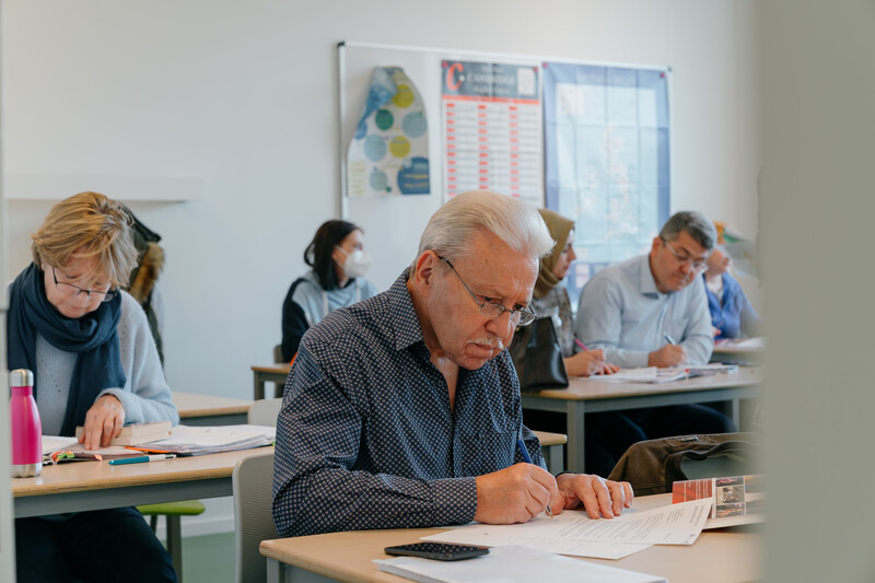 Volwassenen in klas volgen opleiding