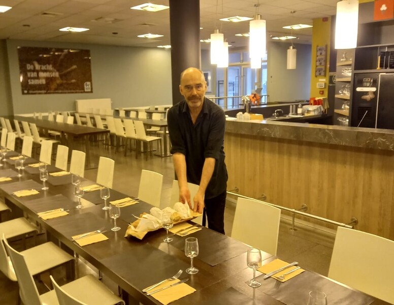 man schikt de tafels van brasserie De Foyer