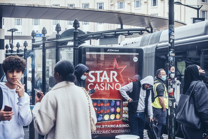 In het straatbeeld hangt gokreclame.