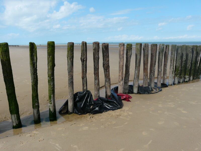 Overblijfselen van een rubberboot op het strand van Calais