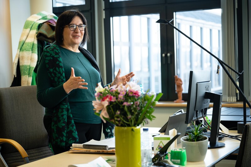 Ann Vermorgen op ACV-kantoor