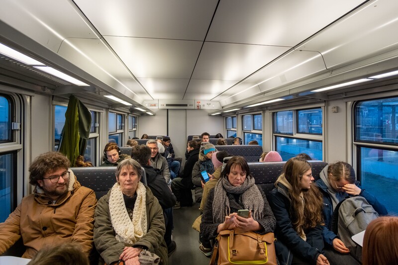 Mensen op een volle NMBS trein