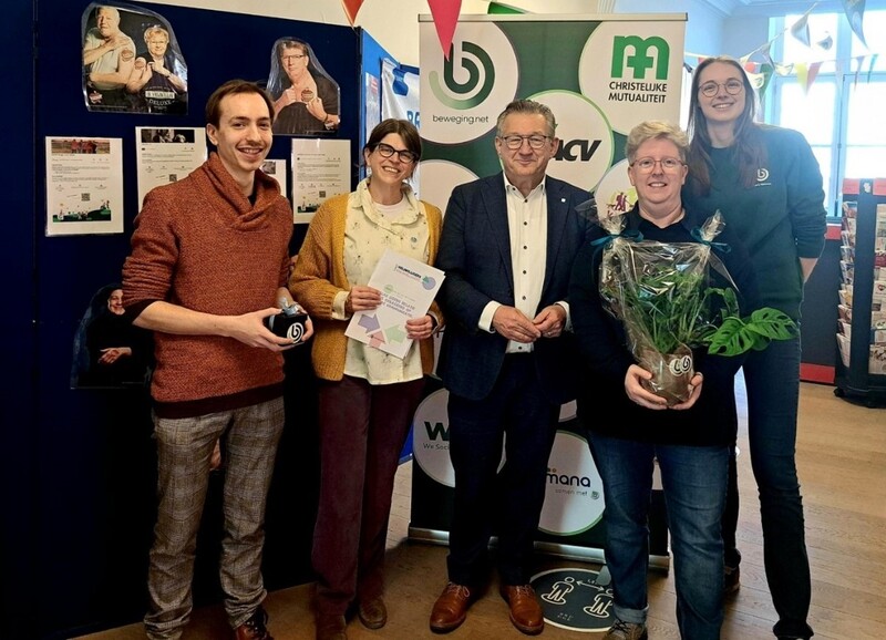 Tijdens de Week van de Vrijwilliger, begin maart, zette beweging.net Simon Ongenae en Mia Vanhuffel (Vrijwilligerscentrale Brugge) in de bloemetjes. Een kleine attentie uit handen van provinciaal voorzitter Dirk De fauw. (foto Eefje Duyvejonck)