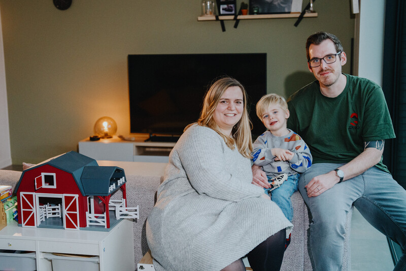 Familie zit met kind 