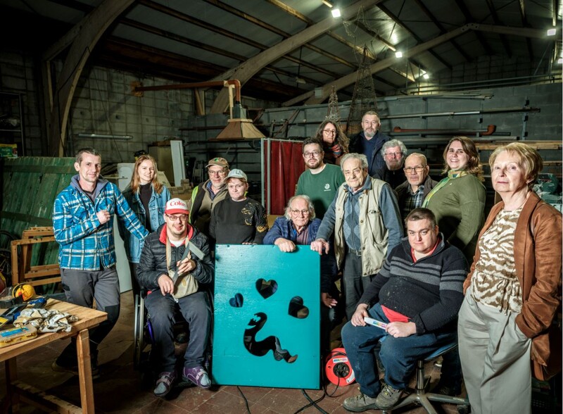 vrijwilligers mannen vrouwen bij het houtatelier in aarschot