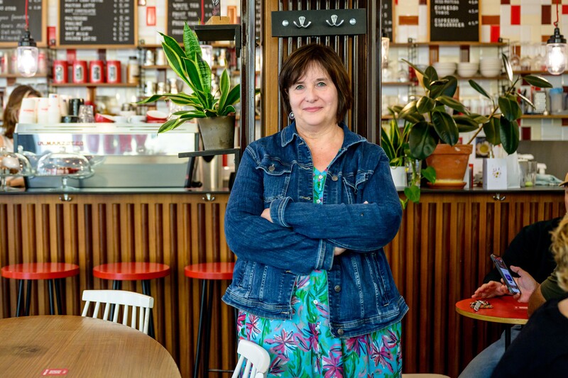 Ann Vermorgen voor een bar