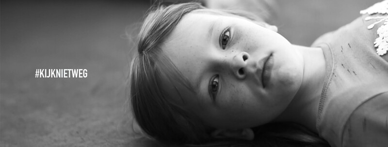 Een zwart-wit foto van het hoofd van een kind dat op de grond ligt