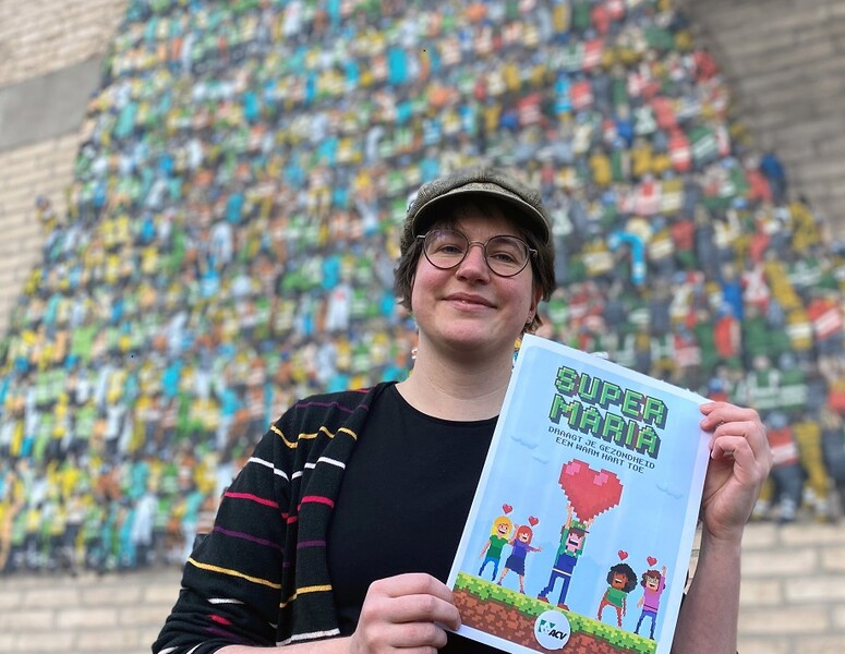 Juliane Imbusch houdt een ACV-affiche vast waarop 'Super Maria' staat.