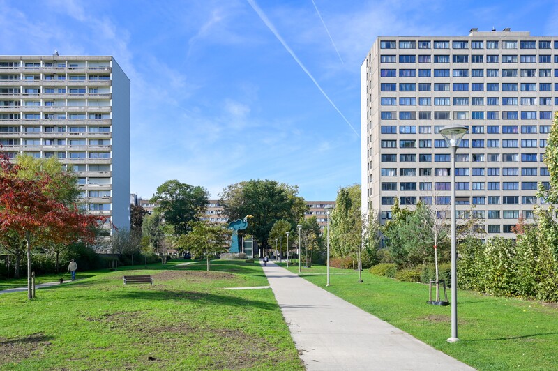 Sociale woonwijk in Deurne met blauwe hemel