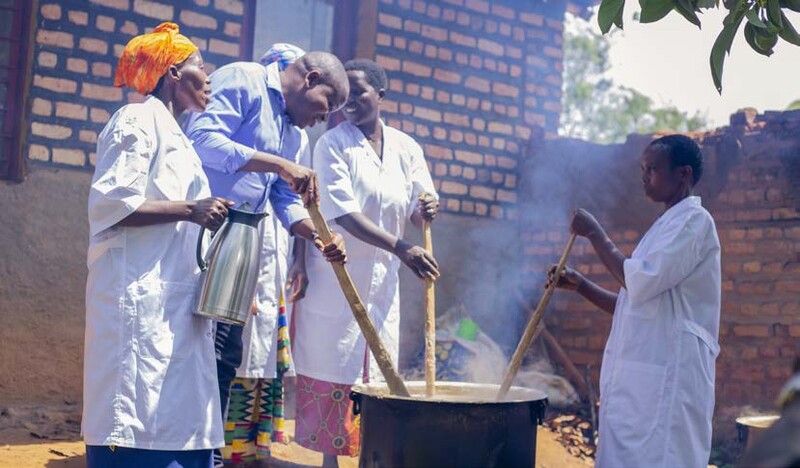 project Cantine Mobile Burundi mensen koken samen