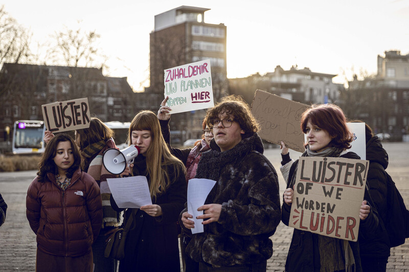 jongeren manifesteren met slogans