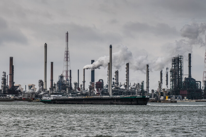 zicht op Schelde en industrie erachter