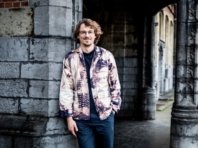 Jonas Van der Slycken professor aan doorgang universiteitsgebouw