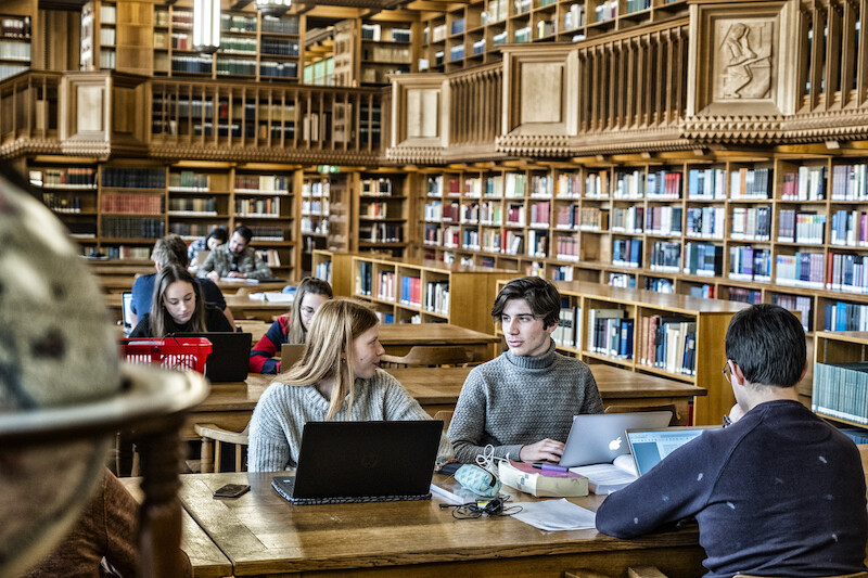 Studenten in de bibliotheek