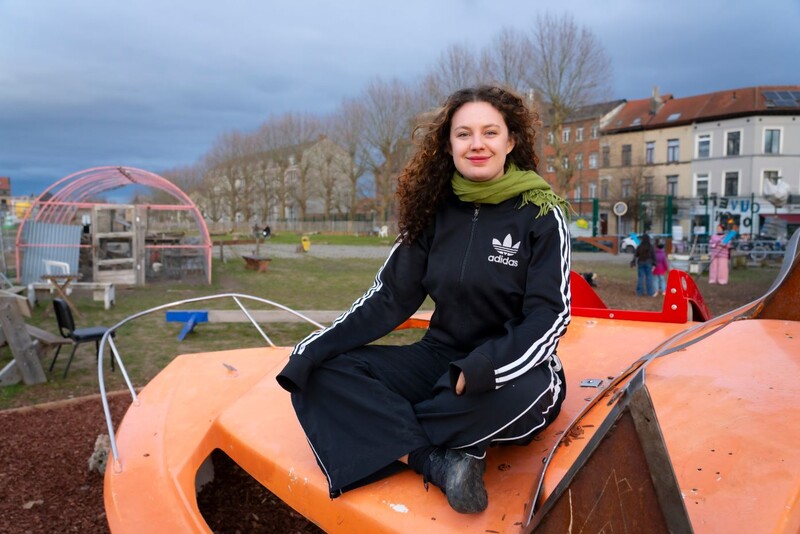 vrouw Lea Vromman zit op glijbaan in park