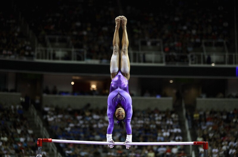 Simone Biles turnster tijdens uitvoering  van routine op olympische spelen
