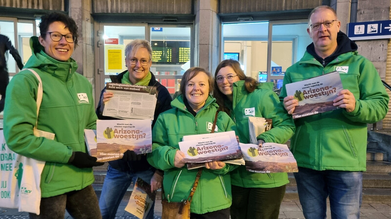 Els Corneillie, Heidi Masschelein, Nathalie Goussaert, Nicky Howie en provinciaal ACV-voorzitter Wim David sensibiliseringsactie aan het station in Kortrijk over plannen mogelijke federale 'Arizona'-regering