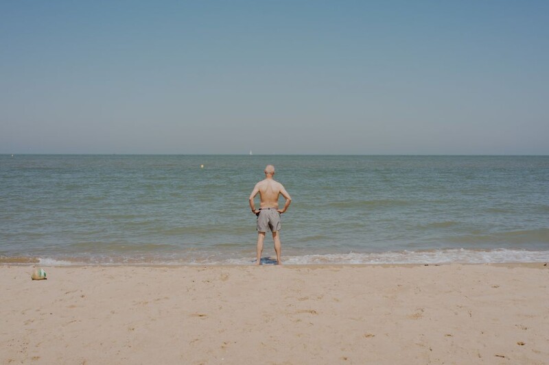 Man kijkt naar de zee.