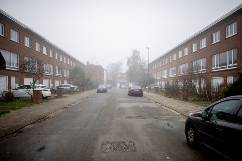 Een straat met sociale woningen