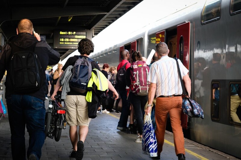 treinreizigers op het perron