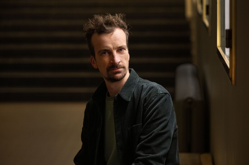 Professor Wim Van Lancker poseert in universiteitshal