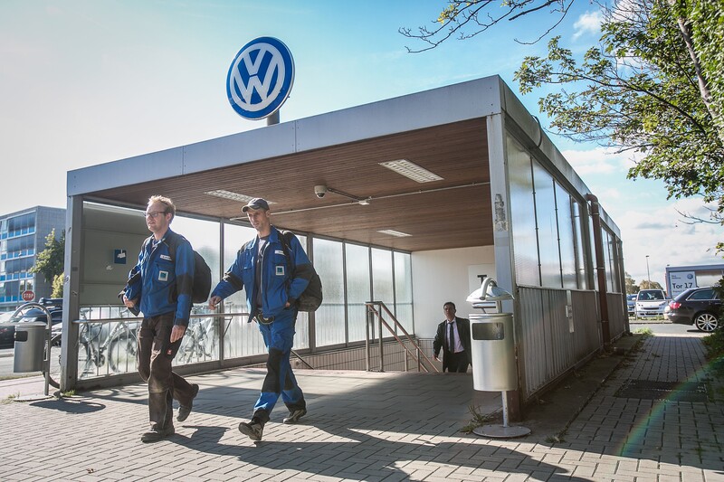 Werknemers verlaten autofabriek Volkswagen Wolfsburg Duitsland 
