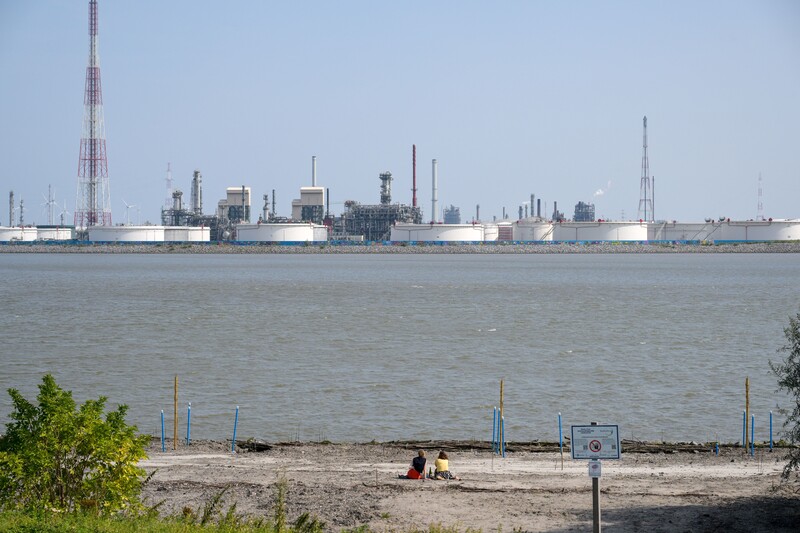 zicht op groot industriebedrijf in de haven